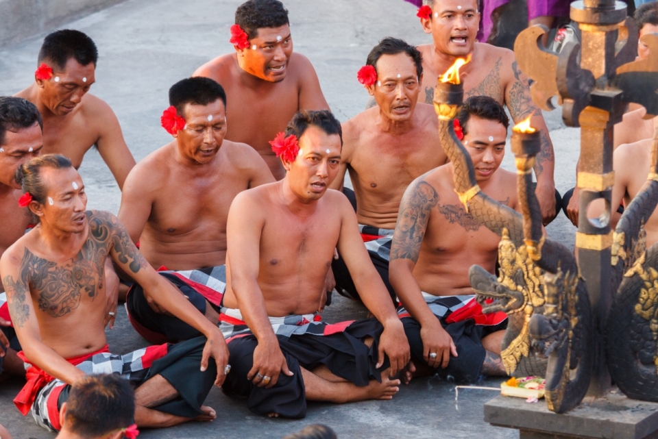 巴厘岛乌鲁瓦图传统舞蹈表演的男性们