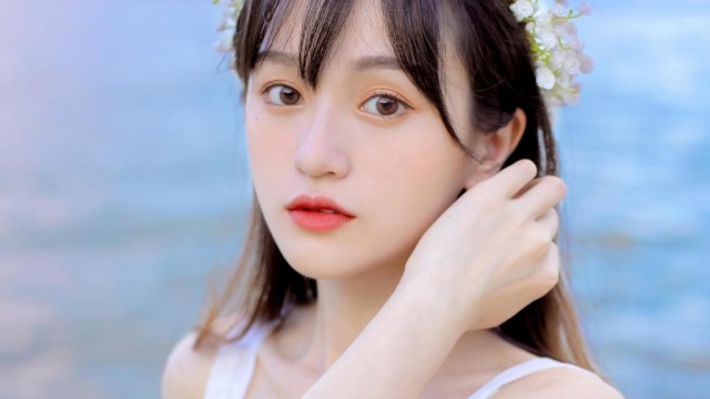 清新自然海边美女高清桌面壁纸