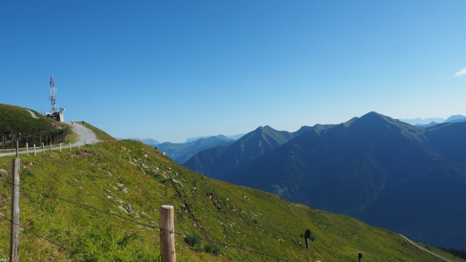 连绵高山登山步道优美风景