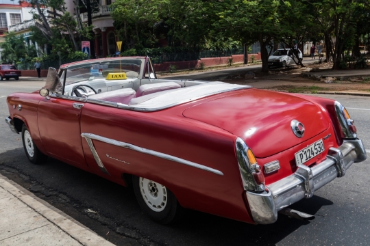 街头停靠加长版豪华敞篷汽车外观