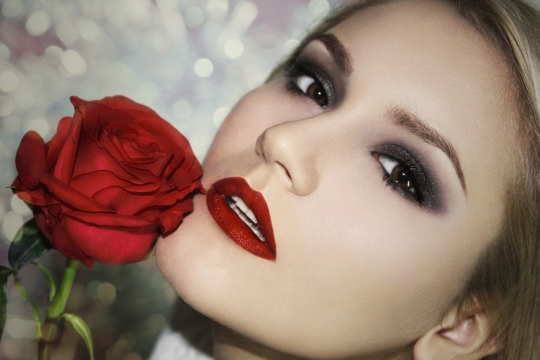 室内举红色玫瑰植物时尚美女