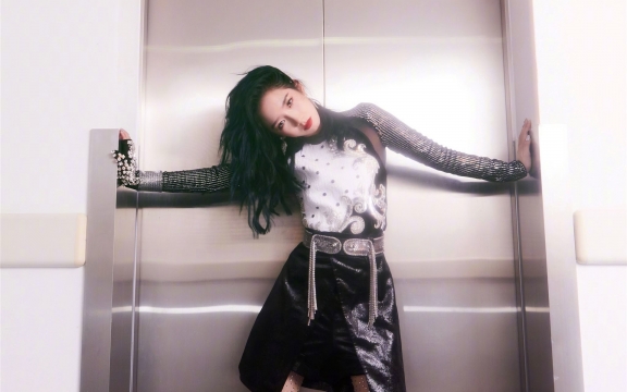 孟美岐冷艳桌面壁纸