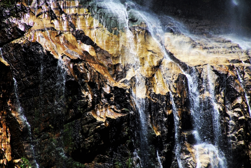 悬崖高处落下溪流瀑布自然景观