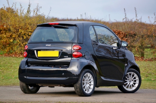 郊外行驶的黑色奔驰smart汽车