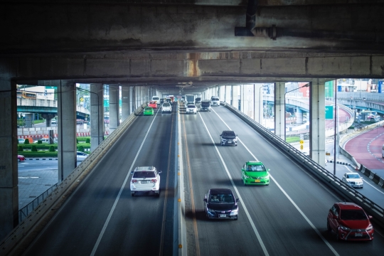 早晨行驶于城市马路的汽车