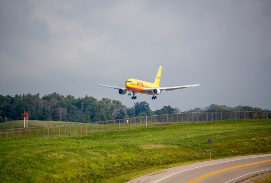 宽阔机场跑道起飞黄色客机外景