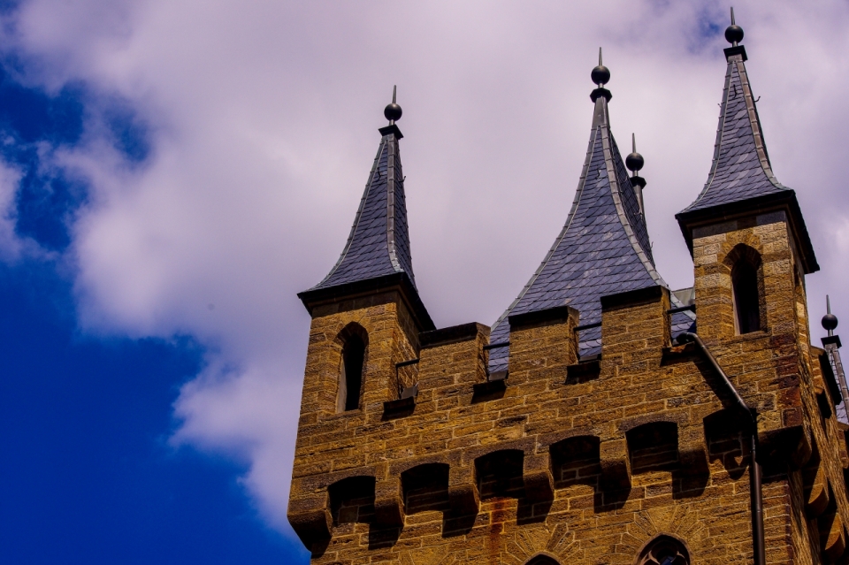 蓝色天空尖顶古典历史城堡建筑