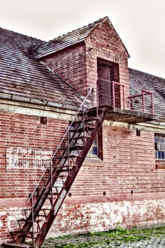 城市破旧古老带铁质阶梯房屋建筑