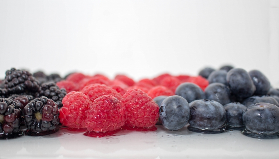 室内桌面新鲜美味健康树莓水果