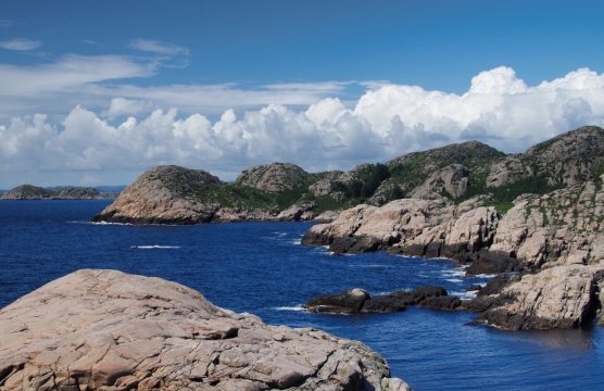 蓝色天空岛屿间自然大海海面