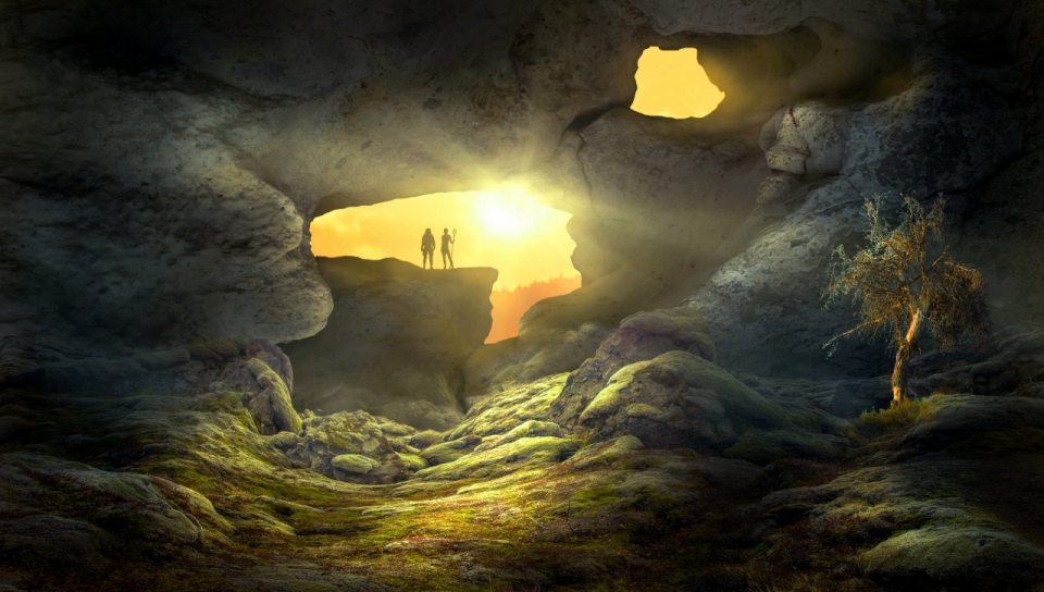 山洞出口夕阳下的两人背影