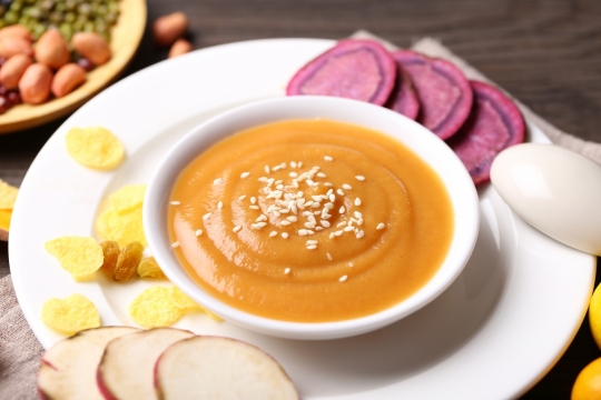 室内木制桌面白色盘子花生酱水果干果