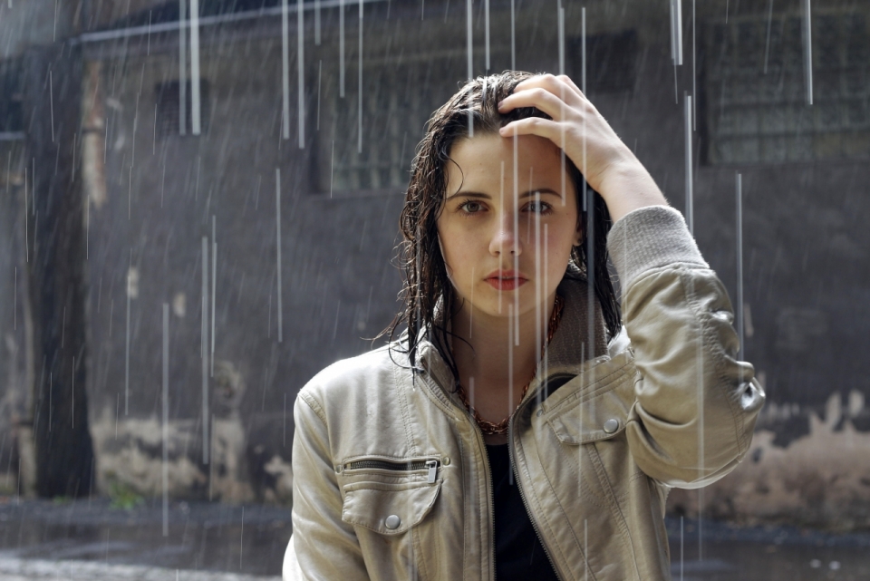 淋着雨的欧美美女写真