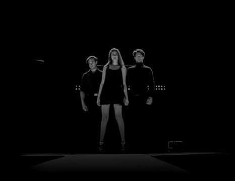 黑白城市俩男性前女性时尚广告