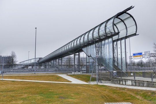 阴暗天空下玻璃高空走道拍摄