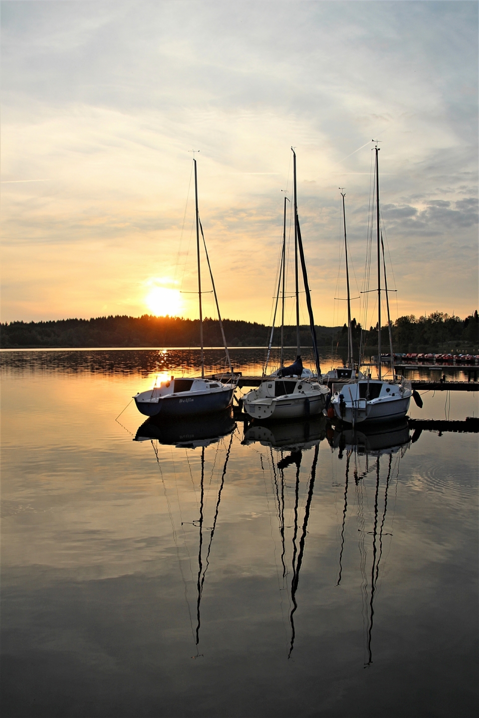 夕阳下湖泊停泊船只风光美拍