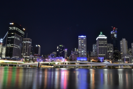 深夜来临城市霓虹灯光建筑璀璨夜景