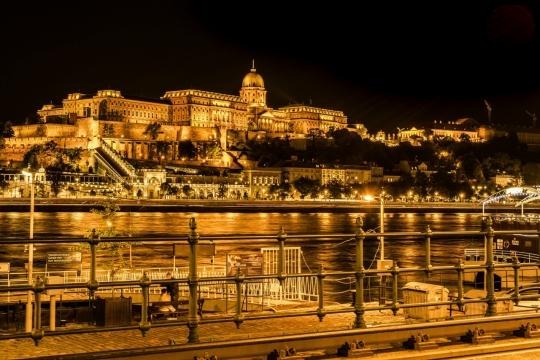 雄伟壮观华丽建筑灯光外景