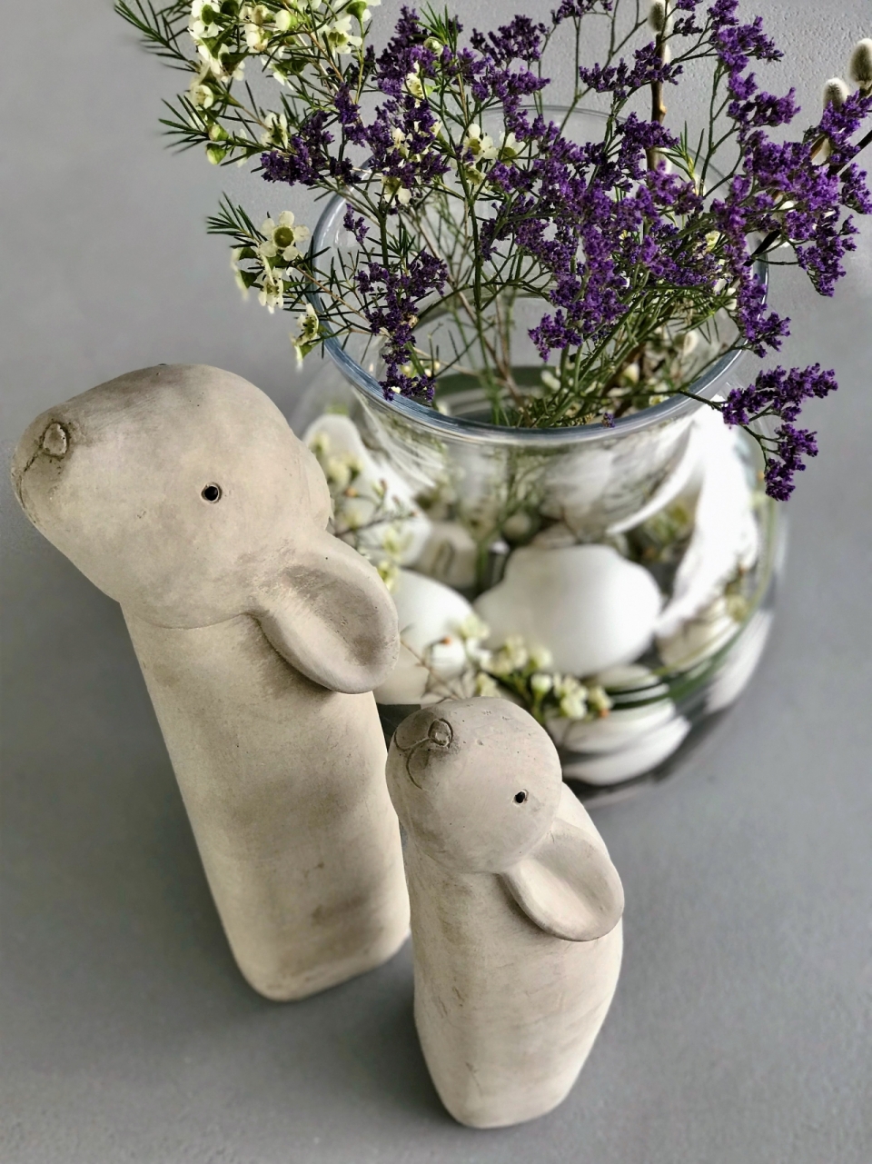 灰色桌面石质兔子雕刻玻璃花瓶自然植物