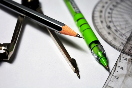 白纸上的各种文具静物摄影