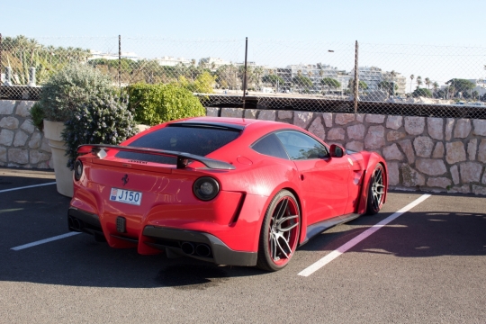 山坡平台停泊红色跑车尾部造型外观