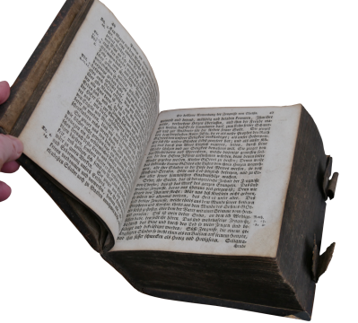 被一只手翻开的古老书籍