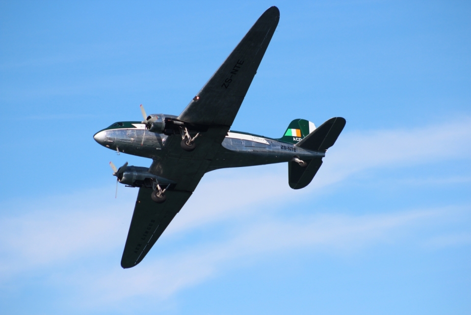 蓝天中飞翔的二战时期战斗机