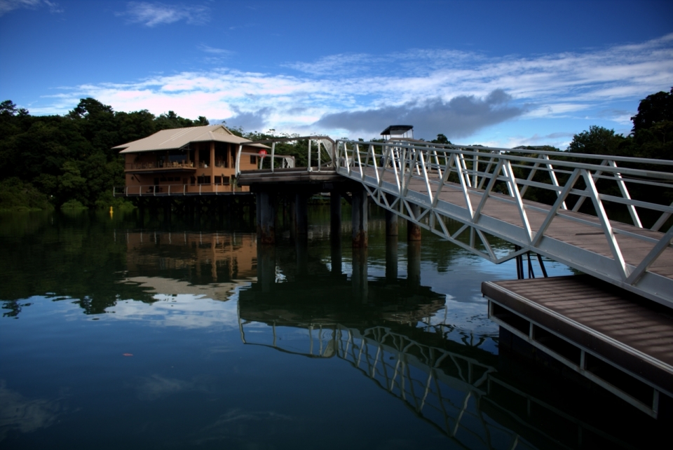 湖泊上通往对岸建筑的桥梁