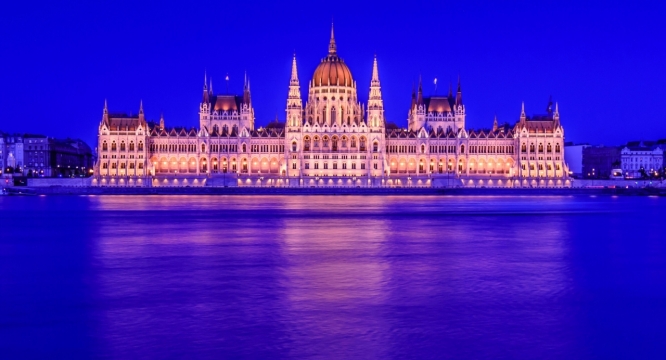 湖边城堡宫殿夜晚金色灯光美景