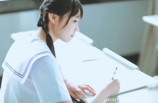 学习中的可爱双马尾美少女