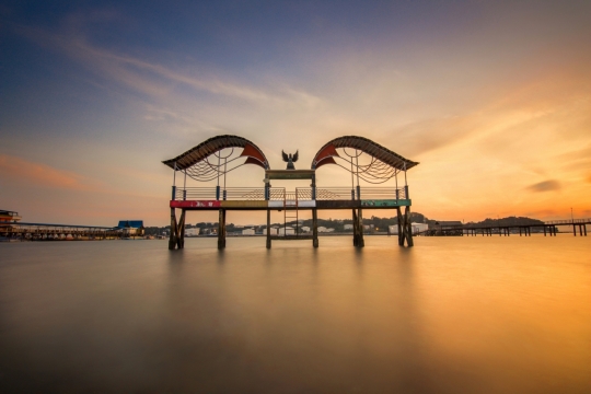 云天空建筑大海风平浪静