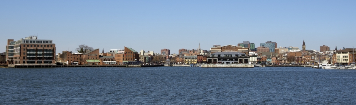 广角镜头拍摄优美城市湖边建筑风光