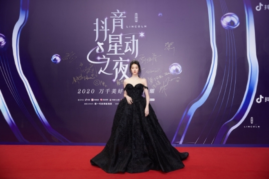 性感美女关晓彤妩媚优雅活动现场图片