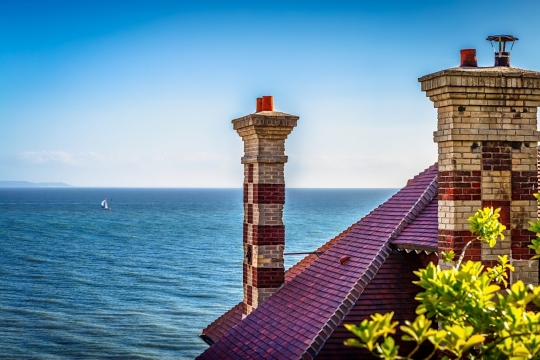 海边别墅屋顶眺望蔚蓝海景风光