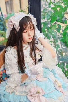 窗边可爱清纯洋装美女高清写真