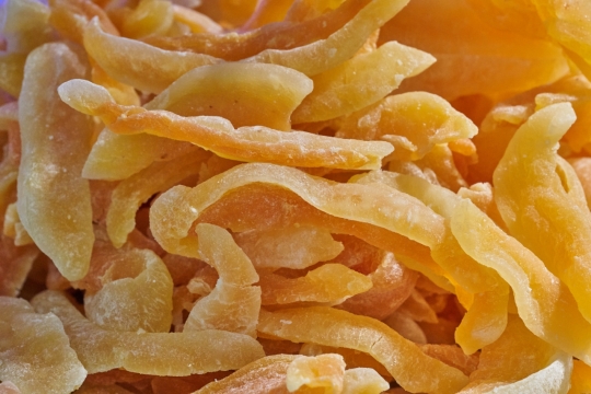 室内桌面健康美味黄色芒果果干甜点