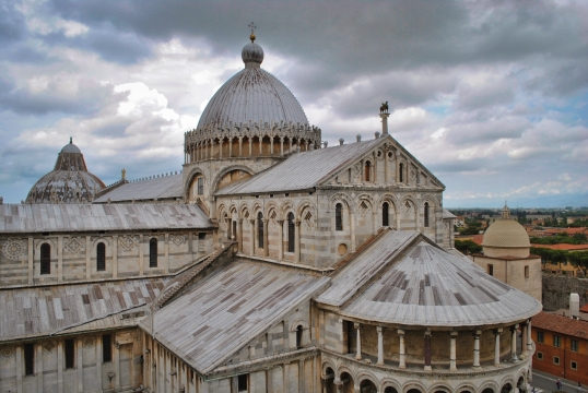 乌云密布白色圆顶建筑装饰外景