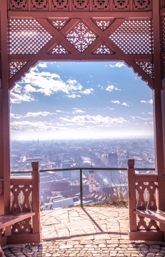 晴朗天气山顶凉亭俯瞰城市风光