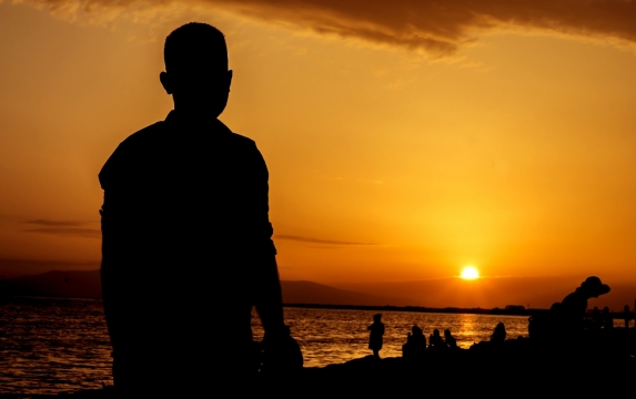 夕阳阳光背影大海天空晚霞