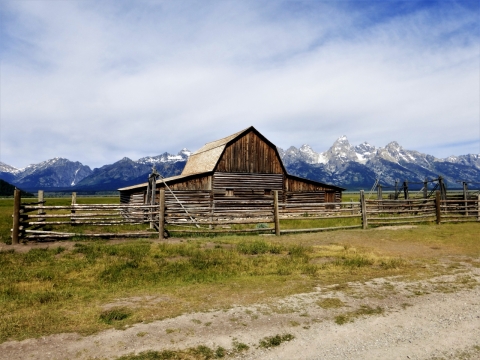 空旷农场草地雪山风光特写