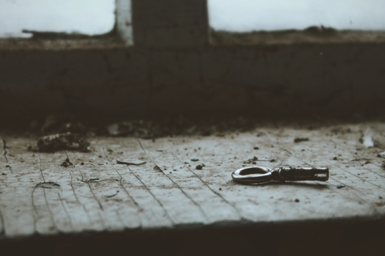 建筑室内窗台上古老金属钥匙装饰