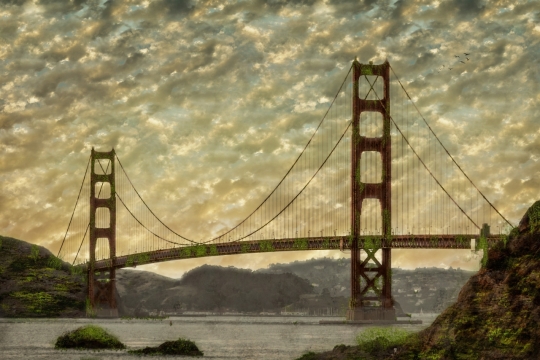 灿烂天空背景铁索大桥湖面风光