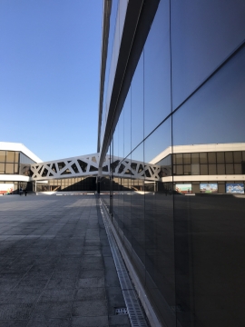 蓝天阳光早晨现代城市建筑