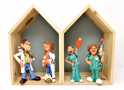 木板玩具屋摆放人物玩偶摆拍