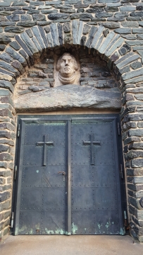 拱形墙壁金属铁门外观展示