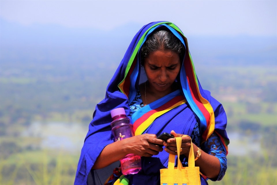 室外穿彩色传统服装印度女性看手机