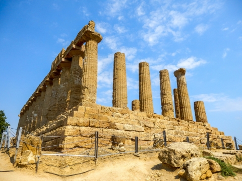 美丽天空下残破壮丽的古希腊神庙遗迹