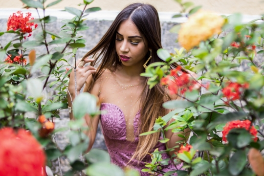 花丛中穿着露肩礼服的欧美美女写真摄影