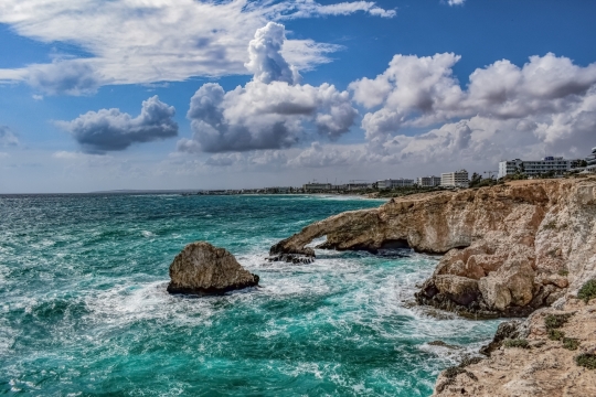 沿海城市枯黄悬崖海边汹涌浪花