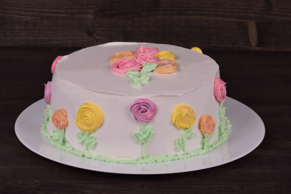 木制桌面白色盘子鲜花装饰美味蛋糕